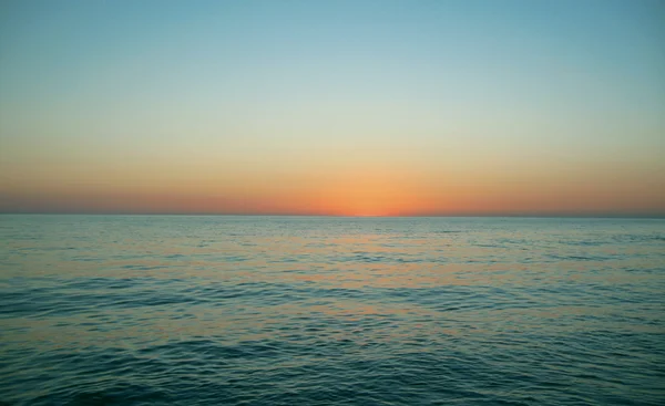 Puesta de sol sobre el mar por la noche — Foto de Stock
