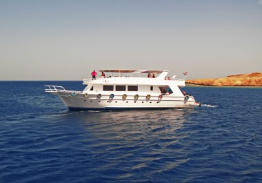 Beyaz gemi kırmızı deniz yoluyla taşıma