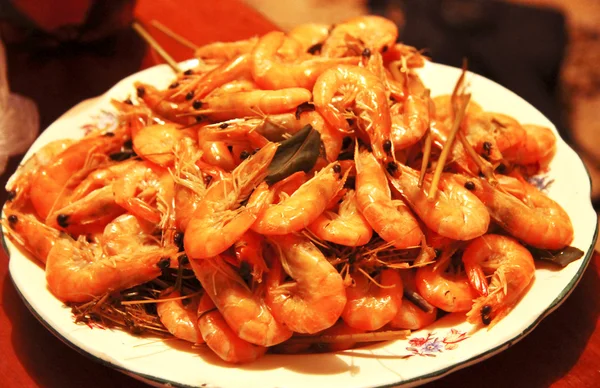 Crevettes bouillies sur la plaque blanche prêtes à manger — Photo