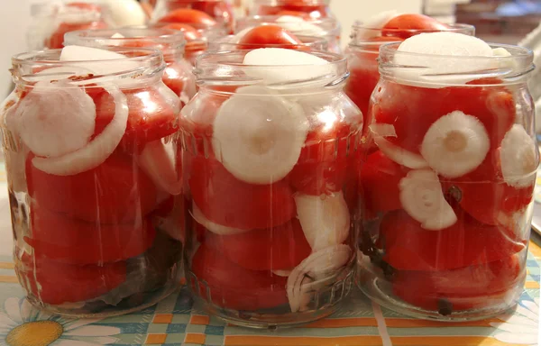 Lezzetli domates soğan konserve içinde cam kavanozlar ile Telifsiz Stok Fotoğraflar