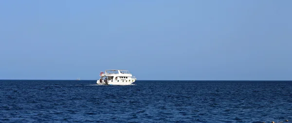Navire blanc se déplaçant par la mer rouge — Photo