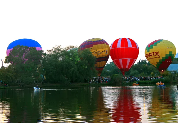 Akşam gökyüzünde uçmaya başlayan sıcak hava balon — Stok fotoğraf