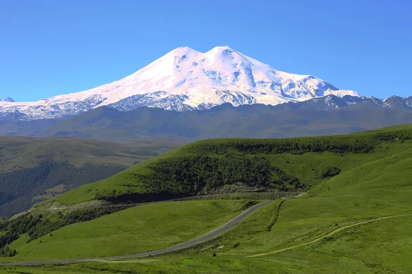 Elbrus berg är högsta toppen i Europa — Stockfoto