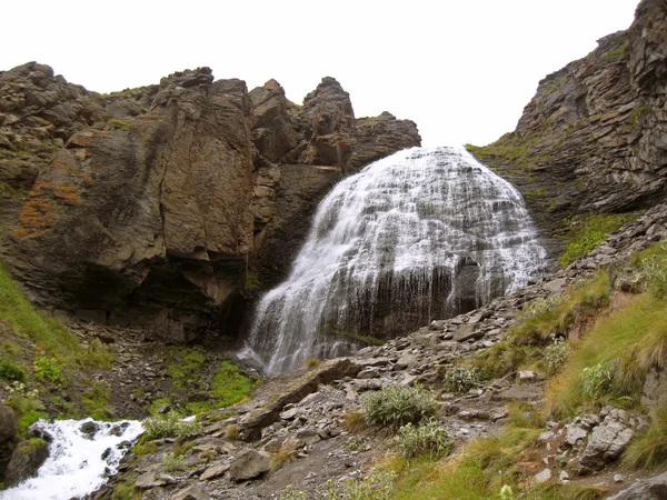 Водопад девчачьи косы между горами Северного Кавказа — стоковое фото