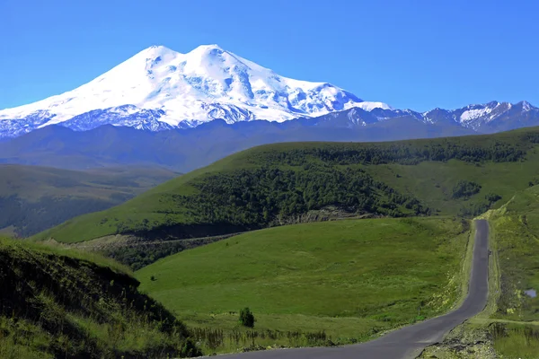 Elbrus berg är högsta toppen i Europa Royaltyfria Stockfoton