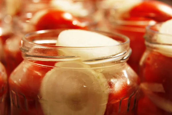 Tomates saborosos com cebola enlatada em frascos de vidro — Fotografia de Stock