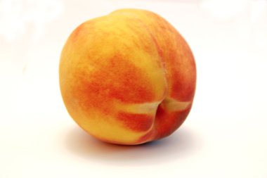 Beyaz arka plan üzerinde izole taze şeftali