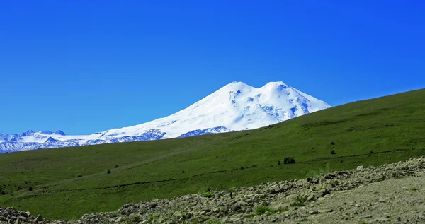 Elbrus montanha é o pico mais alto da Europa — Fotografia de Stock