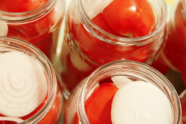 Tomates savoureuses avec oignon en conserve dans des bocaux en verre — Photo