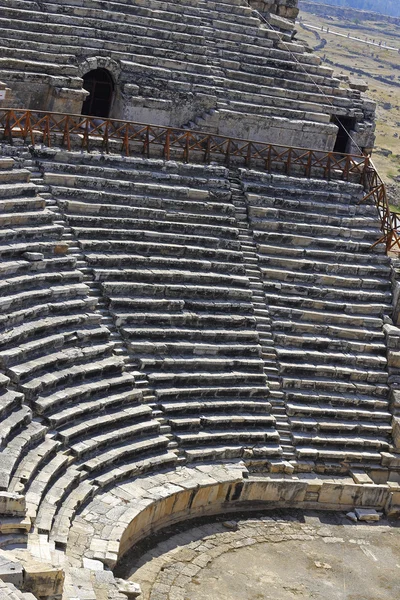 Ruïnes van theater in de oude stad Hierapolis Turkije — Stockfoto