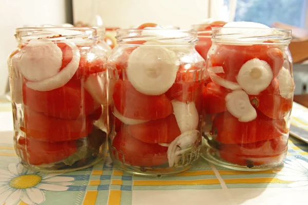 Tomates savoureuses avec oignon en conserve dans des bocaux en verre — Photo