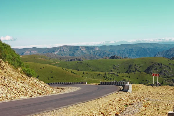 Carretera de montaña y paisaje. Viaje al norte del Cáucaso . — Foto de Stock