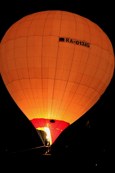 Hot air baloon starting to fly in the evening sky — Stock Photo, Image