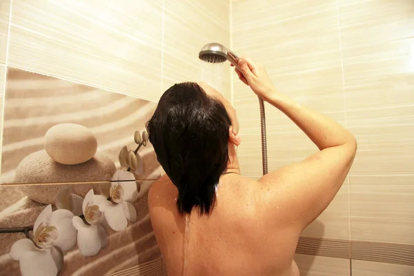 Dorosła kobieta mycia włosy pod prysznicem — Zdjęcie stockowe