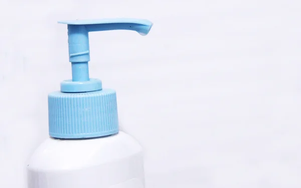 Белый и синий диспенсер на бутылке моющей жидкости — стоковое фото