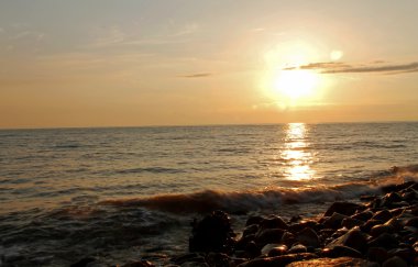 günbatımı Karadeniz ve yaz plaj üzerinde