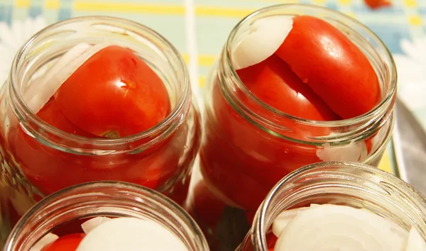 Tomates savoureuses avec oignon en conserve dans des bocaux en verre — Photo