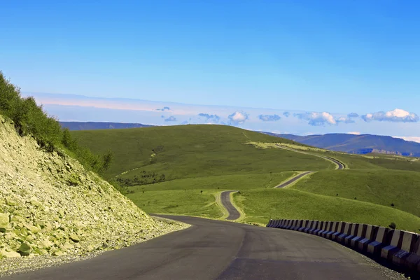 Carretera de montaña y paisaje. Viaje al norte del Cáucaso . —  Fotos de Stock