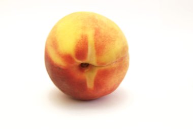 Beyaz arka plan üzerinde izole taze şeftali