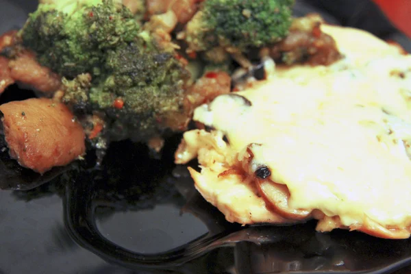 Brócolis e frango com cogumelos e queijo — Fotografia de Stock