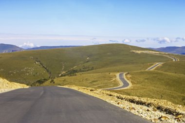 dağ yolu ile manzara. Kuzey Kafkasya seyahat.