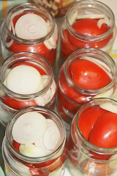 Smakelijke tomaten met UI blik In glazen potten — Stockfoto