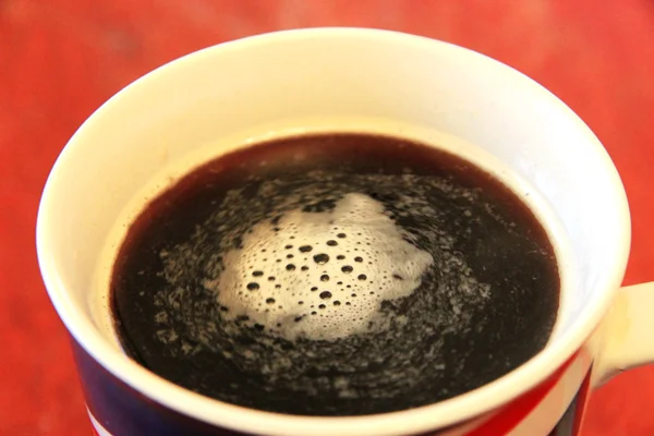 Kaffeepause. Tasse Kaffee nach oben Blick in bunte Tasse — Stockfoto