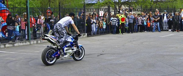 Moto stile libero pilota acrobazia sulla piazza — Foto Stock