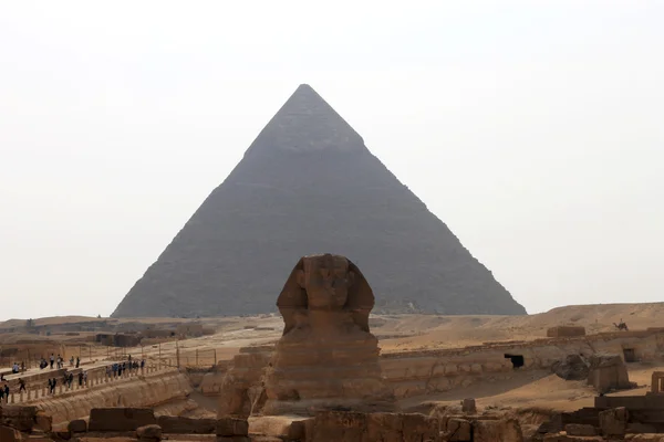 Pirâmides no deserto do Egito e Esfinge em Gizé — Fotografia de Stock