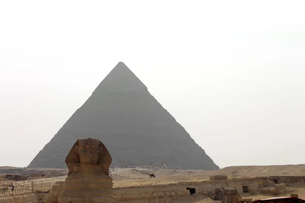 Pyramiderna i Egyptens öken och sfinxen i Giza — Stockfoto