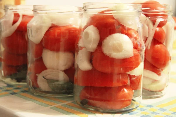 Νόστιμες ντομάτες με κρεμμύδι κονσέρβες σε γυάλινα βάζα Εικόνα Αρχείου