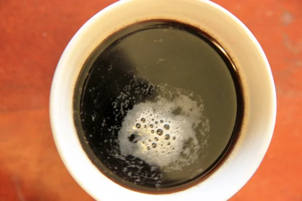 Kaffeepause. Tasse Kaffee nach oben Blick in bunte Tasse — Stockfoto
