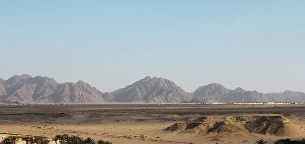 Egyptische woestijn en mysty lucht in het daglicht — Stockfoto