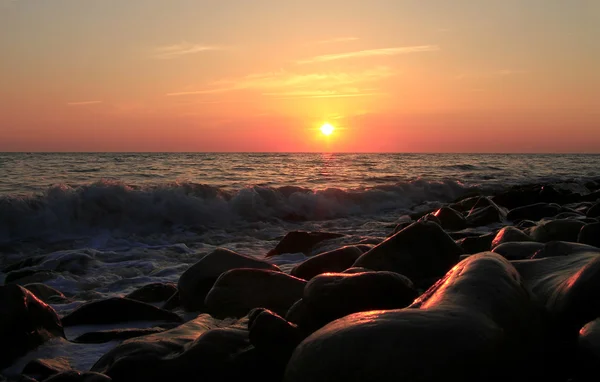 Coucher de soleil sur la mer Noire et la plage estivale — Photo