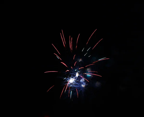 Πυροτέχνημα εορτασμού στη μαύρη νύχτα ουρανό — Φωτογραφία Αρχείου