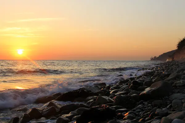 Pôr do sol sobre o mar Negro e praia de verão — Fotografia de Stock