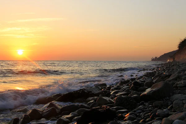 Coucher de soleil sur la mer Noire et la plage estivale — Photo