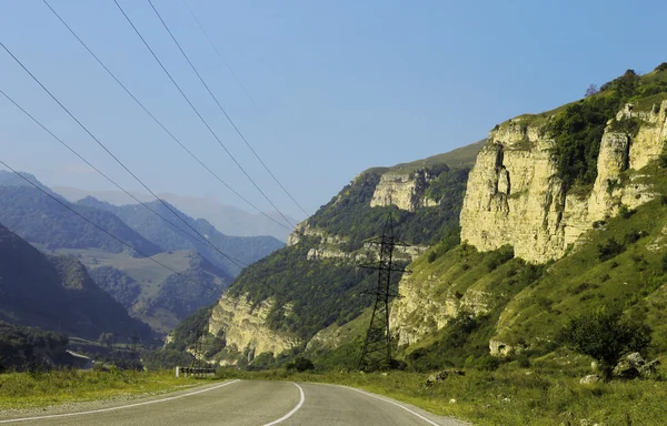 Carretera de montaña y paisaje. Viaje al norte del Cáucaso — Foto de Stock