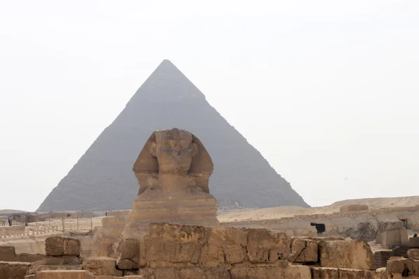Pyramidy v egyptské pouště a Sfinga v Gíze — Stock fotografie