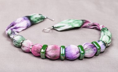 İpek topları ve gri seramik yüzük kolye