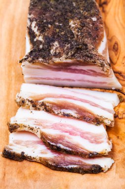 parça ve leke kesme tahtası üzerinde birkaç dilim