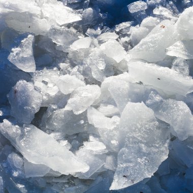 kırık buz blokları donmuş nehir üzerinde