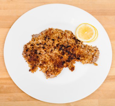 Beyaz plaka üzerinde kızarmış Dana şnitzel