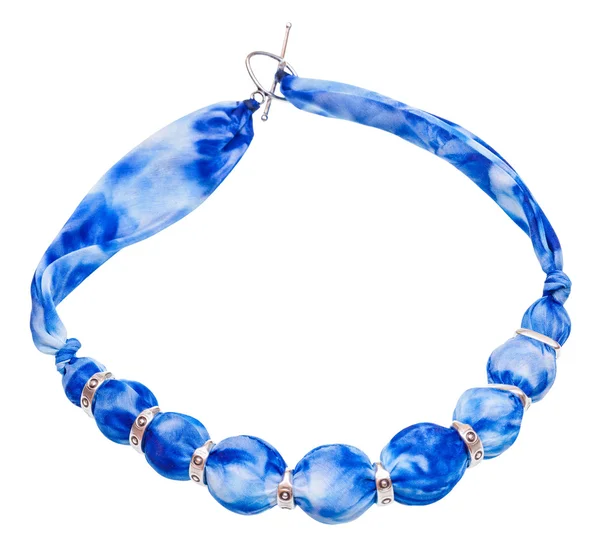 Collana da palline di seta blu e anelli in argento — Foto Stock