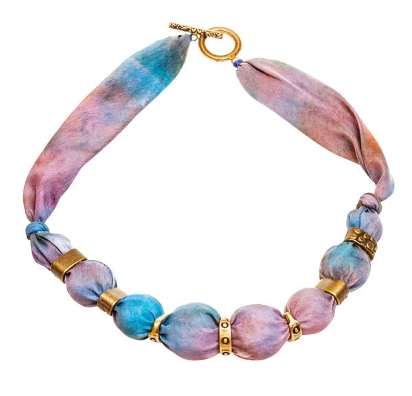 Halsband från rosa siden och brons pärlor isolerade — Stockfoto