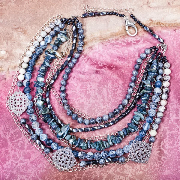 宝石用原石から灰色青いネックレスのトップ ビュー — ストック写真