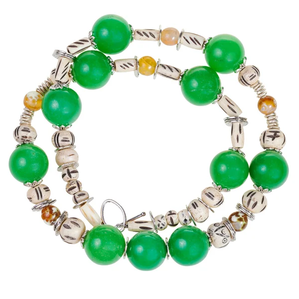 Два круга ожерелья из зеленых драгоценных камней — стоковое фото