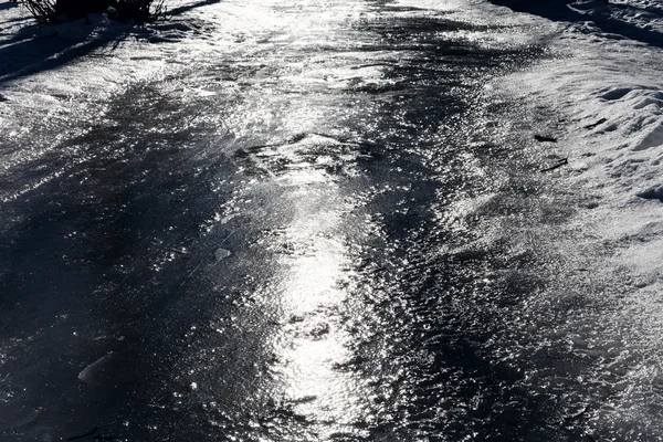 Лед на замерзшей тропинке — стоковое фото