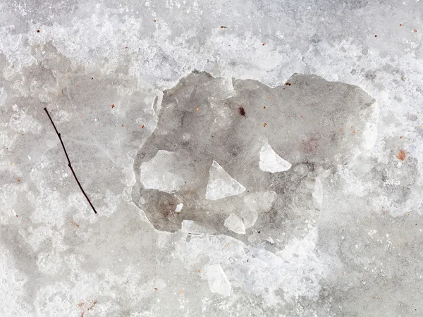 Croûte de glace cassée sur la flaque gelée dans la journée d'hiver — Photo