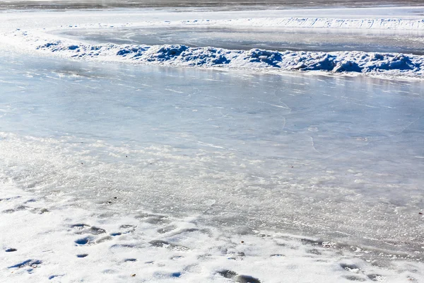 Fiume ghiacciato nella soleggiata giornata invernale — Foto Stock